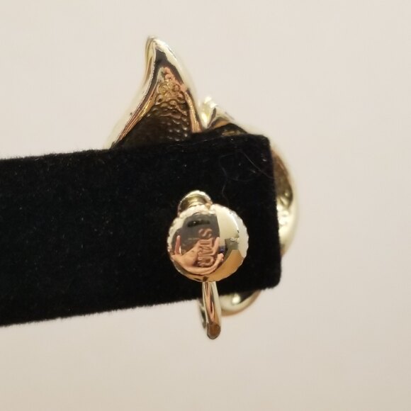 Vintage Star Gold Tone Screw Back Earrings – Textured Leaf Design - Picture 4 of 6